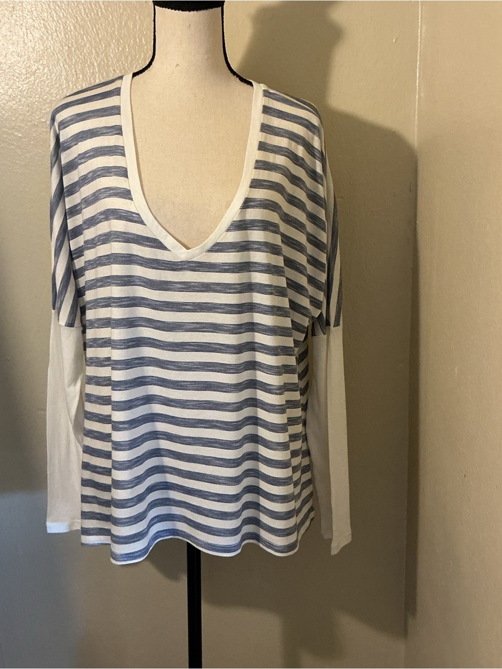 StyleMint Womens Size 4 Blue Ivory Striped V-Neck Cotton Modal Relaxed Top USA - Picture 9 of 13